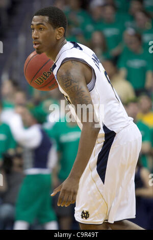 11. Februar 2012 - dribbelt South Bend, Indiana, USA - Notre-Dame-Guard Eric Atkins (#0) den Ball im zweiten Halbjahr Aktion der NCAA Männer Basketball-Spiel zwischen DePaul und Notre Dame.  Die Notre Dame Fighting Irish besiegte der DePaul Blue Demons 84-76 in-Game im Purcell-Pavillon im Joyce Center in So Stockfoto