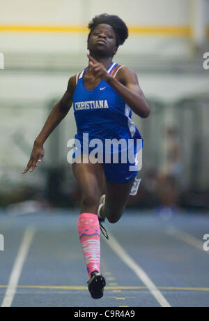 11. Februar 2012 - Newark, Delaware, Vereinigte Staaten von Amerika - 11.02.12 Newark DE: Christiana Senior Kehinde Akojie Wettbewerb in der Mädchen-55-Meter-Lauf bei den Staatsmeisterschaften indoor Track &amp; Field in The University of Delaware Field House in Newark Delaware Samstag, 11. Februar 2012 an in Newark De Stockfoto