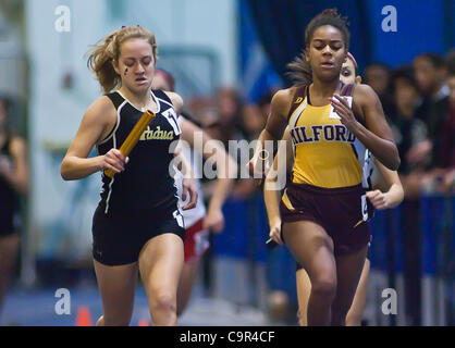 11. Februar 2012 - Newark, Delaware, Vereinigte Staaten von Amerika - 11.02.12 Newark DE: Padua Aiana Whitmarsh (links) führt die Packung im Mädchen-4 X 800-Meter-Staffellauf bei indoor Leichtathletik Staatsmeisterschaften an der University of Delaware Field House in Newark Delaware Samstag, 11. Februar 2012 an in Newa Stockfoto