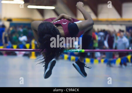 11. Februar 2012 - Newark, Delaware, Vereinigte Staaten von Amerika - 11.02.12 Newark DE: Appoquinimink Senior Latazah Colemen konkurrieren im Hochsprung bei den Staatsmeisterschaften indoor Track &amp; Field in The University of Delaware Field House in Newark Delaware Samstag, 11. Februar 2012 an in Newark De Mädchen Stockfoto