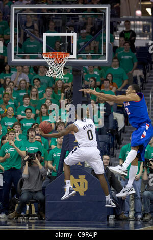 11. Februar 2012 - steigt Südschlaufe, Indiana, USA - Notre-Dame-Guard ERIC ATKINS (0) für eine Aufnahme als DePaul nach vorn, dass CLEVELAND MELVIN (12) im ersten Halbjahr Einsatz bei der Purcell-Pavillon in der Mitte von Joyce verteidigt. (Kredit-Bild: © John Mersits/Southcreek/ZUMAPRESS.com) Stockfoto