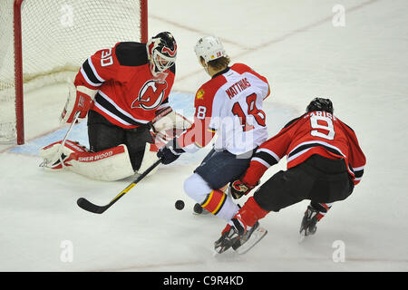 11. Februar 2012 - Newark, New Jersey, USA - New Jersey Devils Torhüter Martin Brodeur (30) speichern Sie die Aufnahme von Florida Panthers vorwärts Shawn Matthias (18) wie New Jersey Devils Zach Parise (9) vorwärts im Prudential Center in Newark New Jersey Florida Panthers Xx New Jersey Devils verteidigt x bis x an der th Stockfoto