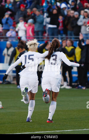 11. Februar 2012 laufen - Frisco, Texas, Vereinigte Staaten - US-Frauen nationalen Fußball nach vorne Alex Morgan (13) und Mittelfeldspieler Megan Rapinoe (15) auf der Seitenlinie, Morgans Spiel Siegtreffer in der 93. Minute zwischen uns Frau Nationalmannschaft und die Nationalmannschaft Neuseelands zu feiern.  Der USA besiegt neue Ze Stockfoto