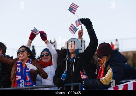 11. Februar 2012 - Frisco, Texas, Vereinigte Staaten - US-Frauen Fußball-Nationalmannschaft Fans ihr Team unterstützen, während der Aktion zwischen uns Frau Nationalmannschaft und die Nationalmannschaft Neuseelands.  Der USA besiegt Neuseeland 2: 1 in der Nachspielzeit im Stadion des FC Dallas. (Kredit-Bild: © Andrew Dieb/Southcreek/ZUMAPRESS.com) Stockfoto