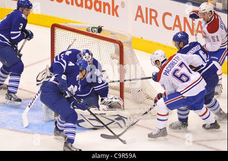 11. Februar 2012 - Toronto, Ontario, Kanada - Toronto Maple Leafs Torwart James Reimer (34) hält den Puck unter seinem Pad mit Montreal Canadiens vorwärts Max Pacioretty (67) auf der Suche nach Erholung der 1. Periode Aktion im Air Canada Centre. (Kredit-Bild: © Keith Hamilton/Southcreek/ZUMAPRESS.com) Stockfoto