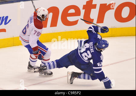11. Februar 2012 - Toronto, Ontario, Kanada - Montreal Canadiens Defenceman p.k. Subban (76) und Toronto Maple Leafs nach vorne Tyler Bozak (42) im 3. Periode Aktion im Air Canada Centre. Die Montréal Canadiens besiegt die Toronto Maple Leafs 5 - 0. (Kredit-Bild: © Keith Hamilton/Southcreek/ZUMAPRES Stockfoto