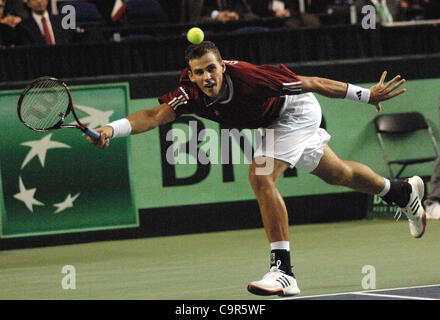 Kanadas Vasek Pospisil hält sein Auge auf den ball während Davis Cup World Group Krawatte Spiel gegen Jo-Wilfried Tsonga Frankreichs am 10. Februar 2012 in Vancouver, Kanada. Der Franzose Kraft und Schnelligkeit bewiesen viel zu viel für eine erratische Pospisil, der kämpfte um seine dienen zu finden und verlor 6-1, 6-3, 6-3 i Stockfoto