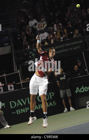 Kanadas Vasek Pospisil dient den Ball während des Spiels Davis Cup World Group Krawatte gegen Jo-Wilfried Tsonga Frankreichs am 10. Februar 2012 in Vancouver, Kanada. Der Franzose Kraft und Schnelligkeit bewiesen viel zu viel für eine erratische Pospisil, der kämpfte um seine dienen zu finden und verlor 6-1, 6-3, 6-3 in einer Stunde Stockfoto