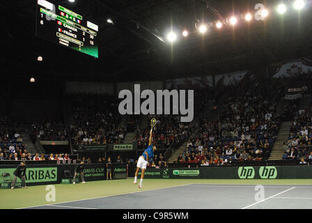 Jo-Wilfried Tsonga Frankreichs dient den Ball während des Spiels Davis Cup World Group Krawatte gegen Kanadas Vasek Pospisil am 10. Februar 2012 in Vancouver, Kanada. Der Franzose Kraft und Schnelligkeit bewiesen viel zu viel für eine erratische Pospisil, der kämpfte um seine dienen zu finden und verlor 6-1, 6-3, 6-3 in einer Stunde Stockfoto