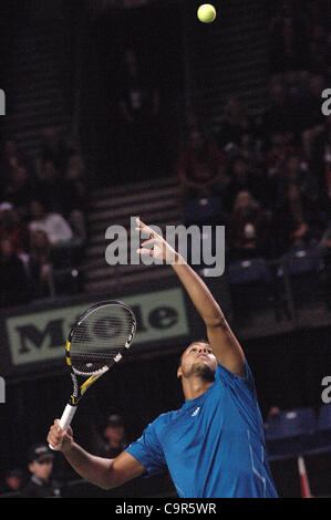 Jo-Wilfried Tsonga Frankreichs dient den Ball während des Spiels Davis Cup World Group Krawatte gegen Kanadas Vasek Pospisil am 10. Februar 2012 in Vancouver, Kanada. Der Franzose Kraft und Schnelligkeit bewiesen viel zu viel für eine erratische Pospisil, der kämpfte um seine dienen zu finden und verlor 6-1, 6-3, 6-3 in einer Stunde Stockfoto