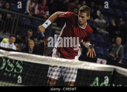 Kanadas Vasek Pospisil hält sein Auge auf den ball während Davis Cup World Group Krawatte Spiel gegen Jo-Wilfried Tsonga Frankreichs am 10. Februar 2012 in Vancouver, Kanada. Der Franzose Kraft und Schnelligkeit bewiesen viel zu viel für eine erratische Pospisil, der kämpfte um seine dienen zu finden und verlor 6-1, 6-3, 6-3 i Stockfoto