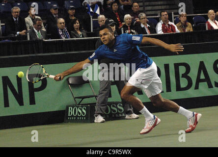 Jo-Wilfried Tsonga Frankreichs hält sein Auge auf den ball beim Davis Cup World Group Krawatte Spiel gegen Kanadas Vasek Pospisil am 10. Februar 2012 in Vancouver, Kanada. Der Franzose Kraft und Schnelligkeit bewiesen viel zu viel für eine erratische Pospisil, der kämpfte um seine dienen zu finden und verlor 6-1, 6-3, 6-3 i Stockfoto