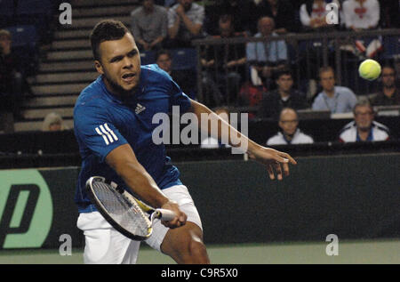 Jo-Wilfried Tsonga Frankreichs hält sein Auge auf den ball beim Davis Cup World Group Krawatte Spiel gegen Kanadas Vasek Pospisil am 10. Februar 2012 in Vancouver, Kanada. Der Franzose Kraft und Schnelligkeit bewiesen viel zu viel für eine erratische Pospisil, der kämpfte um seine dienen zu finden und verlor 6-1, 6-3, 6-3 i Stockfoto