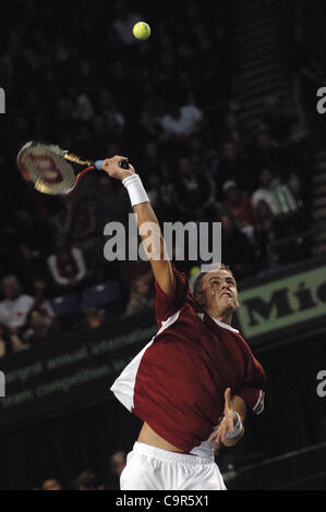 Kanadas Vasek Pospisil dient den Ball während des Spiels Davis Cup World Group Krawatte gegen Jo-Wilfried Tsonga Frankreichs am 10. Februar 2012 in Vancouver, Kanada. Der Franzose Kraft und Schnelligkeit bewiesen viel zu viel für eine erratische Pospisil, der kämpfte um seine dienen zu finden und verlor 6-1, 6-3, 6-3 in einer Stunde Stockfoto