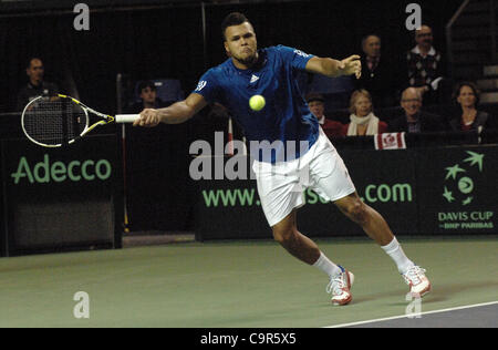 Jo-Wilfried Tsonga Frankreichs hält sein Auge auf den ball beim Davis Cup World Group Krawatte Spiel gegen Kanadas Vasek Pospisil am 10. Februar 2012 in Vancouver, Kanada. Der Franzose Kraft und Schnelligkeit bewiesen viel zu viel für eine erratische Pospisil, der kämpfte um seine dienen zu finden und verlor 6-1, 6-3, 6-3 i Stockfoto