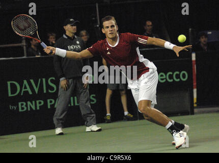 Kanadas Vasek Pospisil hält sein Auge auf den ball während Davis Cup World Group Krawatte Spiel gegen Jo-Wilfried Tsonga Frankreichs am 10. Februar 2012 in Vancouver, Kanada. Der Franzose Kraft und Schnelligkeit bewiesen viel zu viel für eine erratische Pospisil, der kämpfte um seine dienen zu finden und verlor 6-1, 6-3, 6-3 i Stockfoto