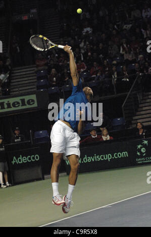 Jo-Wilfried Tsonga Frankreichs dient den Ball während des Spiels Davis Cup World Group Krawatte gegen Kanadas Vasek Pospisil am 10. Februar 2012 in Vancouver, Kanada. Der Franzose Kraft und Schnelligkeit bewiesen viel zu viel für eine erratische Pospisil, der kämpfte um seine dienen zu finden und verlor 6-1, 6-3, 6-3 in einer Stunde Stockfoto