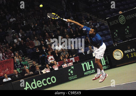 Jo-Wilfried Tsonga Frankreichs dient den Ball während des Spiels Davis Cup World Group Krawatte gegen Kanadas Vasek Pospisil am 10. Februar 2012 in Vancouver, Kanada. Der Franzose Kraft und Schnelligkeit bewiesen viel zu viel für eine erratische Pospisil, der kämpfte um seine dienen zu finden und verlor 6-1, 6-3, 6-3 in einer Stunde Stockfoto