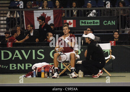 Kanadas Vasek Pospisil spricht mit seinem Trainer im Davis Cup World Group Krawatte Spiel gegen Jo-Wilfried Tsonga Frankreichs am 10. Februar 2012 in Vancouver, Kanada. Der Franzose Kraft und Schnelligkeit bewiesen viel zu viel für eine erratische Pospisil, der kämpfte um seine dienen zu finden und verlor 6-1, 6-3, 6-3 in einem h Stockfoto