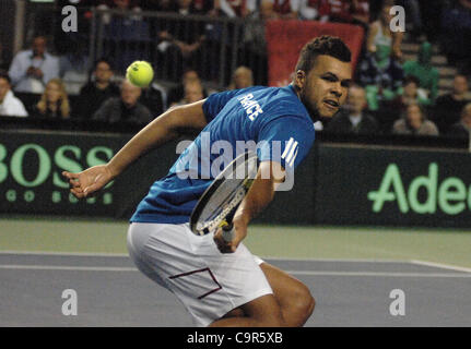 Jo-Wilfried Tsonga Frankreichs hält sein Auge auf den ball beim Davis Cup World Group Krawatte Spiel gegen Kanadas Vasek Pospisil am 10. Februar 2012 in Vancouver, Kanada. Der Franzose Kraft und Schnelligkeit bewiesen viel zu viel für eine erratische Pospisil, der kämpfte um seine dienen zu finden und verlor 6-1, 6-3, 6-3 i Stockfoto