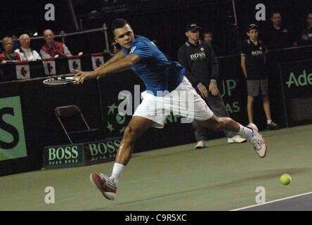 Jo-Wilfried Tsonga Frankreichs hält sein Auge auf den ball beim Davis Cup World Group Krawatte Spiel gegen Kanadas Vasek Pospisil am 10. Februar 2012 in Vancouver, Kanada. Der Franzose Kraft und Schnelligkeit bewiesen viel zu viel für eine erratische Pospisil, der kämpfte um seine dienen zu finden und verlor 6-1, 6-3, 6-3 i Stockfoto