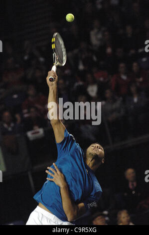 Jo-Wilfried Tsonga Frankreichs dient den Ball während des Spiels Davis Cup World Group Krawatte gegen Kanadas Vasek Pospisil am 10. Februar 2012 in Vancouver, Kanada. Der Franzose Kraft und Schnelligkeit bewiesen viel zu viel für eine erratische Pospisil, der kämpfte um seine dienen zu finden und verlor 6-1, 6-3, 6-3 in einer Stunde Stockfoto