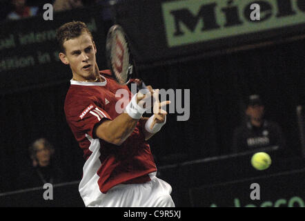 Kanadas Vasek Pospisil hält sein Auge auf den ball während Davis Cup World Group Krawatte Spiel gegen Jo-Wilfried Tsonga Frankreichs am 10. Februar 2012 in Vancouver, Kanada. Der Franzose Kraft und Schnelligkeit bewiesen viel zu viel für eine erratische Pospisil, der kämpfte um seine dienen zu finden und verlor 6-1, 6-3, 6-3 i Stockfoto