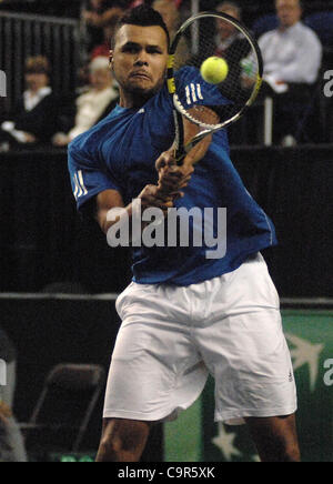 Jo-Wilfried Tsonga Frankreichs hält sein Auge auf den ball beim Davis Cup World Group Krawatte Spiel gegen Kanadas Vasek Pospisil am 10. Februar 2012 in Vancouver, Kanada. Der Franzose Kraft und Schnelligkeit bewiesen viel zu viel für eine erratische Pospisil, der kämpfte um seine dienen zu finden und verlor 6-1, 6-3, 6-3 i Stockfoto