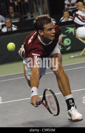 Kanadas Vasek Pospisil hält sein Auge auf den ball während Davis Cup World Group Krawatte Spiel gegen Jo-Wilfried Tsonga Frankreichs am 10. Februar 2012 in Vancouver, Kanada. Der Franzose Kraft und Schnelligkeit bewiesen viel zu viel für eine erratische Pospisil, der kämpfte um seine dienen zu finden und verlor 6-1, 6-3, 6-3 i Stockfoto