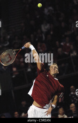 Kanadas Vasek Pospisil dient den Ball während des Spiels Davis Cup World Group Krawatte gegen Jo-Wilfried Tsonga Frankreichs am 10. Februar 2012 in Vancouver, Kanada. Der Franzose Kraft und Schnelligkeit bewiesen viel zu viel für eine erratische Pospisil, der kämpfte um seine dienen zu finden und verlor 6-1, 6-3, 6-3 in einer Stunde Stockfoto