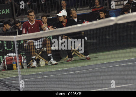 Kanadas Vasek Pospisil hält sein Auge auf den ball während Davis Cup World Group Krawatte Spiel gegen Jo-Wilfried Tsonga Frankreichs am 10. Februar 2012 in Vancouver, Kanada. Der Franzose Kraft und Schnelligkeit bewiesen viel zu viel für eine erratische Pospisil, der kämpfte um seine dienen zu finden und verlor 6-1, 6-3, 6-3 i Stockfoto