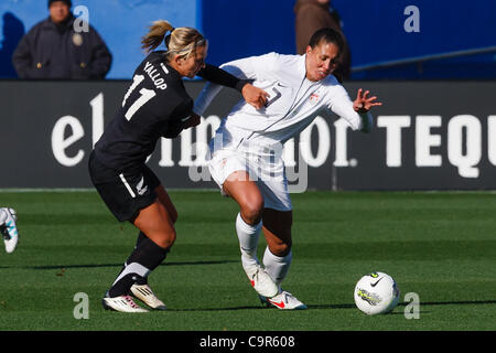 11. Februar 2012 - Frisco, Texas, Vereinigte Staaten - US Women National Soccer Mittelfeldspieler Shannon Boxx (7) und New Zealand National Soccer Mittelfeldspieler Kirsty Yallop (11) Kampf um den Ball während Handlung zwischen uns Frau Nationalmannschaft und die Nationalmannschaft Neuseelands.  Der USA besiegt Neuseeland 2: 1-extra Stockfoto