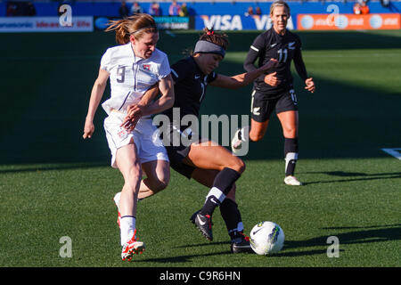 11. Februar 2012 wird ein Foul gegen New Zealand National Soccer Verteidiger Ali Riley (7) während der Aktion zwischen den USA und Neuseeland Frauen Nationalmannschaften - Frisco, Texas, Vereinigte Staaten - US Women National Soccer Mittelfeldspieler Heather OÃ•Reilly (9) gefordert.  Der USA erzielt ein Tor spät in der Nachspielzeit zu besiegen Stockfoto