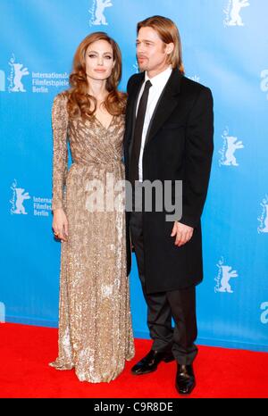 11. Februar 2012 - Hollywood, Kalifornien, USA - ANGELINA JOLIE, BRAD PITT. In The Land Of Blood And Honey premiere.62nd International Berlin Film Festival.Berlin, Germany.February 11, 2012. (Kredit-Bild: © Roger Harvey/Globe Photos/ZUMAPRESS.com) Stockfoto