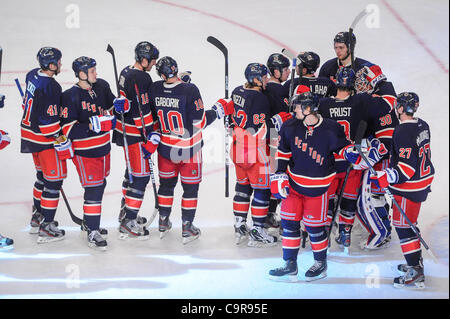 12. Februar 2012 - Newark, New Jersey, USA - New York Rangers Torwart Henrik Lundqvist (30) und den New York Rangers feiern ihren Sieg in NHL Aktion zwischen den Washington Capitals und den New York Rangers im Madison Square Garden in New York, N.Y.The Rangers die Hauptstädten 3: 2 besiegte. (Kredit Im Stockfoto