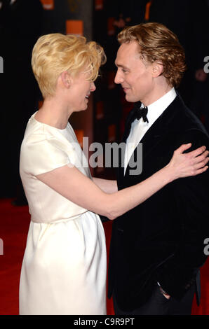 London, Vereinigtes Königreich 02.12.2012 Tilda Swinton und Tom Hiddlestone besucht die Orange British Academy Film Awards 2012 am Royal Opera House, Covent Garden, London. (Photo Credit: Photobeat Bilder/Alamy) Stockfoto