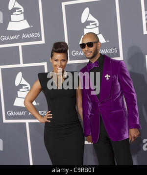 12. Februar 2012 - Los Angeles, Kalifornien, USA - Alicia Keys, links, und Swizz Beatz kommen auf der 54. Annual Grammy Awards im Staples Center am 12. Februar 2012 in Los Angeles, Kalifornien... ADRIAN SANCHEZ-GONZALEZ/PI (Kredit-Bild: © Armando Arorizo/ZUMAPRESS.com) Stockfoto