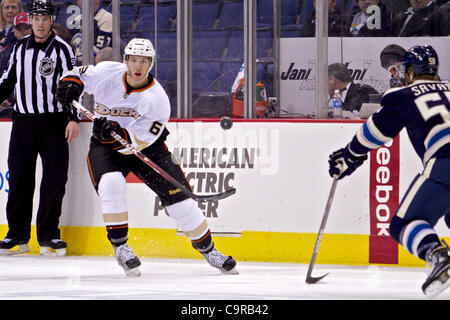 12. Februar 2012 - kippt Columbus, Ohio, USA - Anaheim Ducks Zentrum Nick Bonino (63) den Puck über Columbus Blue Jackets Verteidiger David Savard (58) in der dritten Periode des Spiels zwischen den Anaheim Ducks und Columbus Blue Jackets in der Nationwide Arena, Columbus, Ohio. (Kredit-Bild: © Scott Stuart/Southc Stockfoto