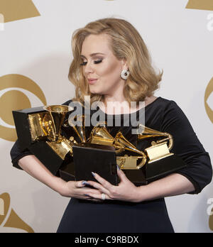 12. Februar 2012 - stellt Los Angeles, Kalifornien, US - britische Sängerin Adele im Pressesaal mit ihren sechs Grammys, unter anderem Song des Jahres, Aufzeichnung des Jahres und Album des Jahres für "21" auf der 54. Annual GRAMMY Awards im Staples Center am 12. Februar 2012 in Los Angeles, Kalifornien... ARMANDO Stockfoto