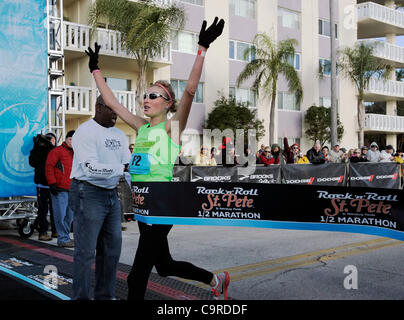 JESSICA Kiste Satellite Beach, Florida, feiert beim Überqueren der Ziellinie um die Frauen Abteilung des ersten Rock ' n Roll St. Pete Halbmarathon gewinnen. Der Florida State University graduate und 2012 Olympiahoffnung Schloss mit einer offiziellen Zeit von 01:19:05, einen neuen persönlichen Rekord. Stockfoto