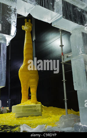 Eine Giraffe im Eis von chinesischen Handwerkern geformt erwartet Jerusalems erste Int ' l-Eis-fest am alten Standort Zug am 6. März eröffnet. Jerusalem, Israel. 13. Februar 2012. Stockfoto