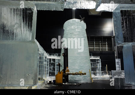 Die Montefiore Windmühle im Eis von chinesischen Handwerkern geformt erwartet Jerusalems erste Int ' l-Eis-fest am alten Standort Zug am 6. März eröffnet. Jerusalem, Israel. 13. Februar 2012. Stockfoto