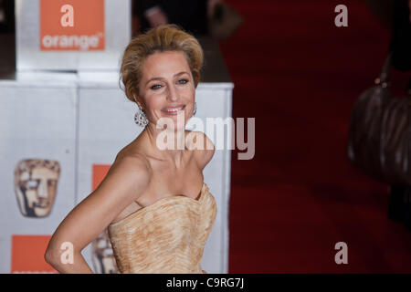 London, UK, 02.12.2012. US-amerikanische Schauspielerin, Gillian Anderson, kommt auf dem roten Teppich an den BAFTAs 2012 Stockfoto