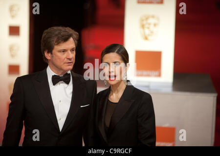 London, UK, 02.12.2012. Schauspieler Colin Firth mit seiner Frau, italienischer Filmproduzent Livia Giuggiol, auf dem roten Teppich an den BAFTAs 2012 Stockfoto