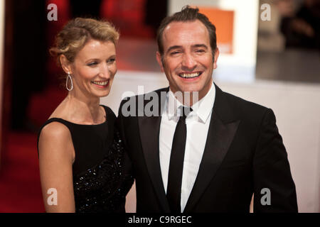 London, UK, 02.12.2012. Französischen Schauspieler Jean Dujardin) und seine Frau, französische Schauspielerin Alexandra Lamy, Ankunft am He 2012 BAFTAs Stockfoto