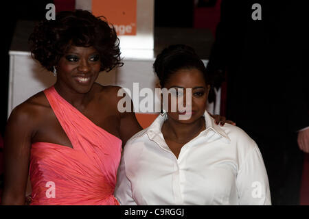 London, UK, 02.12.2012. Schauspielerinnen, Octavia Spencer und Viola Davis, Ankunft in 2012 BAFTAs Stockfoto