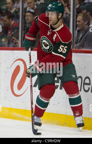 11. Februar 2012 - steuert St. Paul, Minnesota, USA - Minnesota Wild Verteidiger Nick Schultz (55) den Puck in der dritten Periode ein Eishockey-Spiel zwischen den Columbus Blue Jackets bei den Minnesota Wild im Xcel Energy Center in St. Paul, Minnesota. Die Blue Jackets gewann das Spiel 3: 1. (Kredit-Bild: © Stockfoto