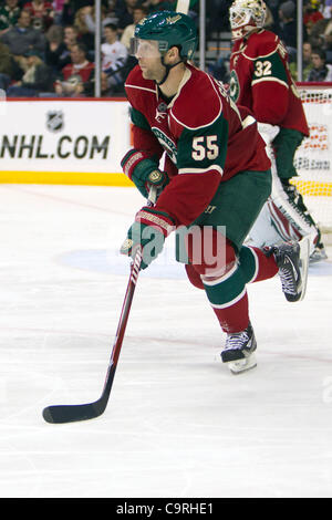 11. Februar 2012 - steuert St. Paul, Minnesota, USA - Minnesota Wild Verteidiger Nick Schultz (55) den Puck in der dritten Periode ein Eishockey-Spiel zwischen den Columbus Blue Jackets bei den Minnesota Wild im Xcel Energy Center in St. Paul, Minnesota. Die Blue Jackets gewann das Spiel 3: 1. (Kredit-Bild: © Stockfoto