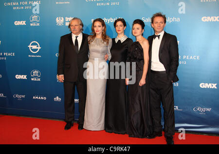 RADE SERBEDZIJA ANGELINA JOLIE ZANA MARJANOVIC & VANESA GLODJO CINEMA FOR PEACE GALA BERLIN FILM FESTIVAL 2012 KONZERTHAUS A Stockfoto