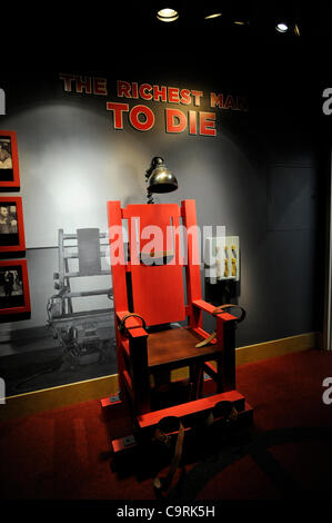 13. Februar 2012 - Las Vegas, Nevada, USA - A Replik Electric Chair The Mob Museum 13. Februar 2012 in Las Vegas, Nevada erscheint. Das Museum, auch bekannt als das nationale Museum der organisierten Kriminalität und Strafverfolgung, öffnet am 14. Februar Stockfoto